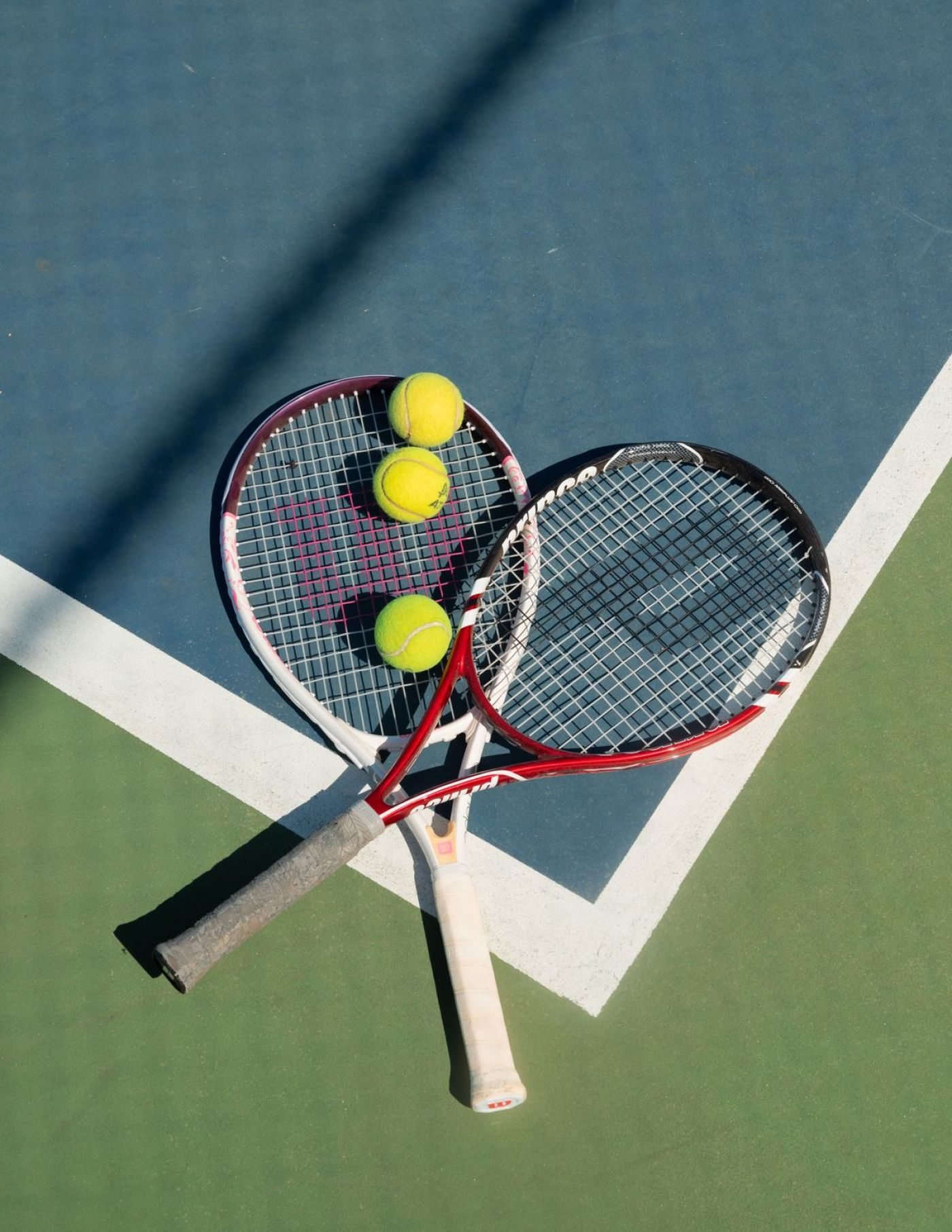 Raquettes et balles de tennis sur un court